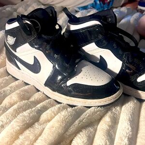 Jordan one mid black-and-white shiny retros